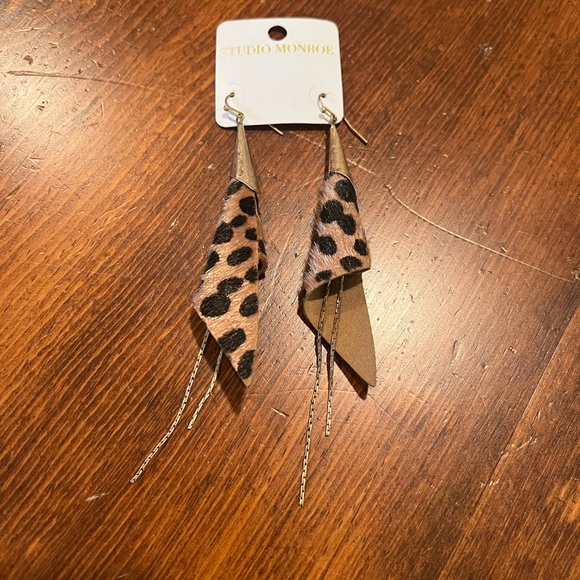 Leopard print mixed materials earrings - Picture 4 of 7